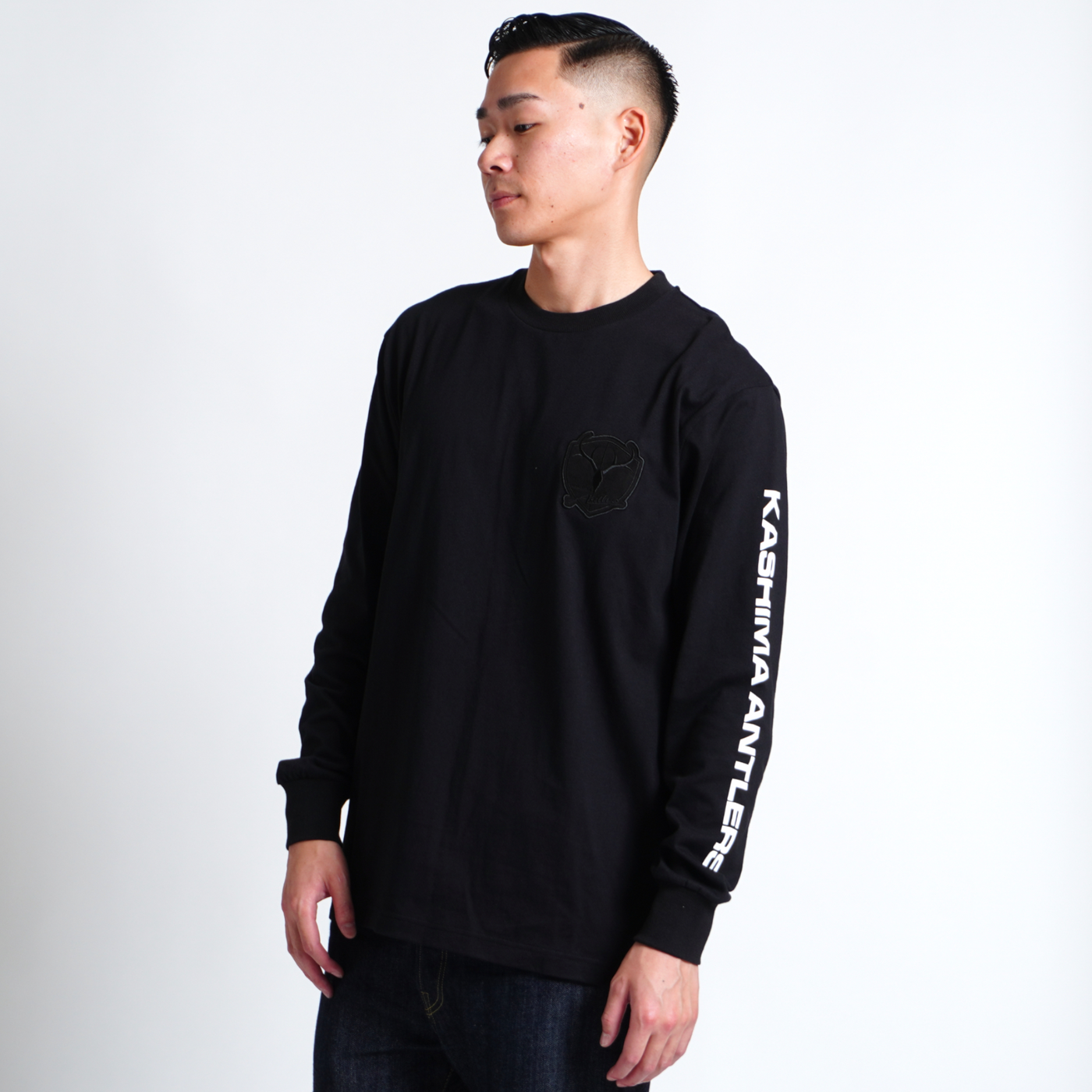 SUEDE EMBLEM SLEEVE LOGO TEE（全3色）