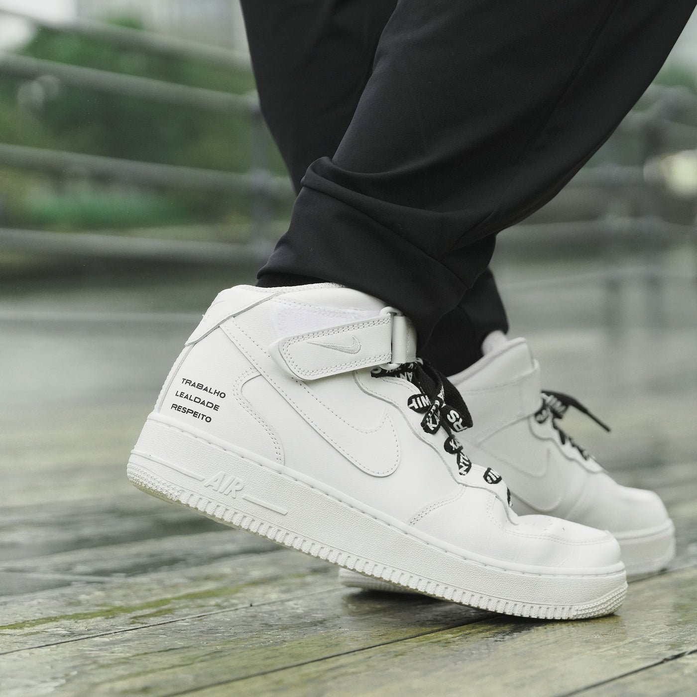 NIKE AIR FORCE 1 MID '07（黒刻印）