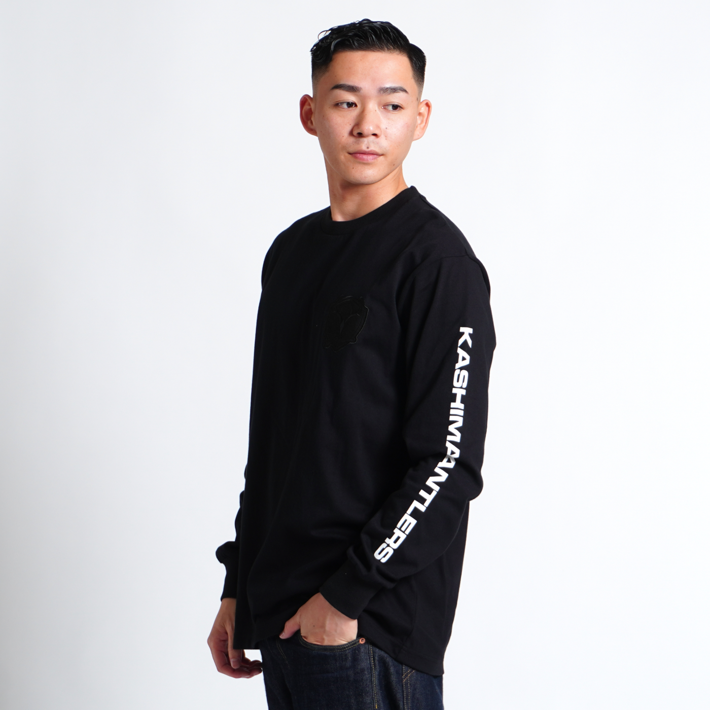 SUEDE EMBLEM SLEEVE LOGO TEE（全3色）