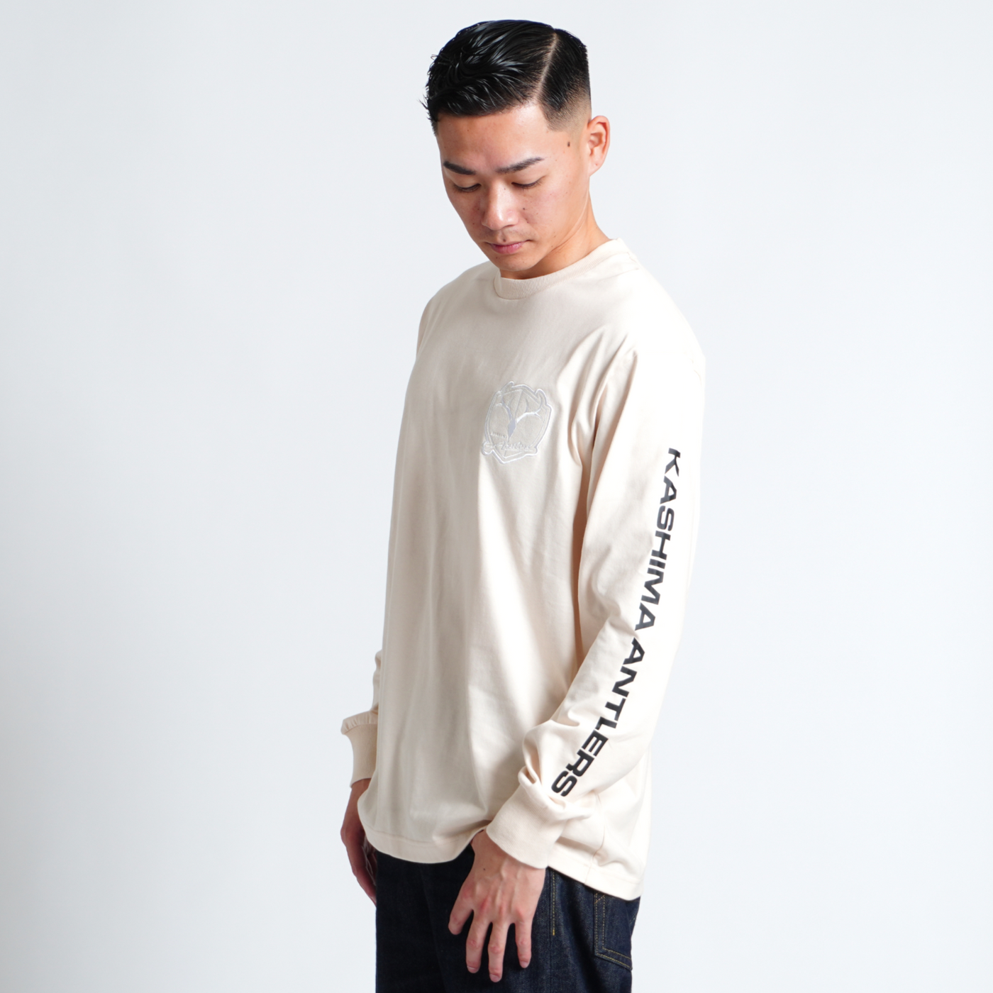SUEDE EMBLEM SLEEVE LOGO TEE（全3色）