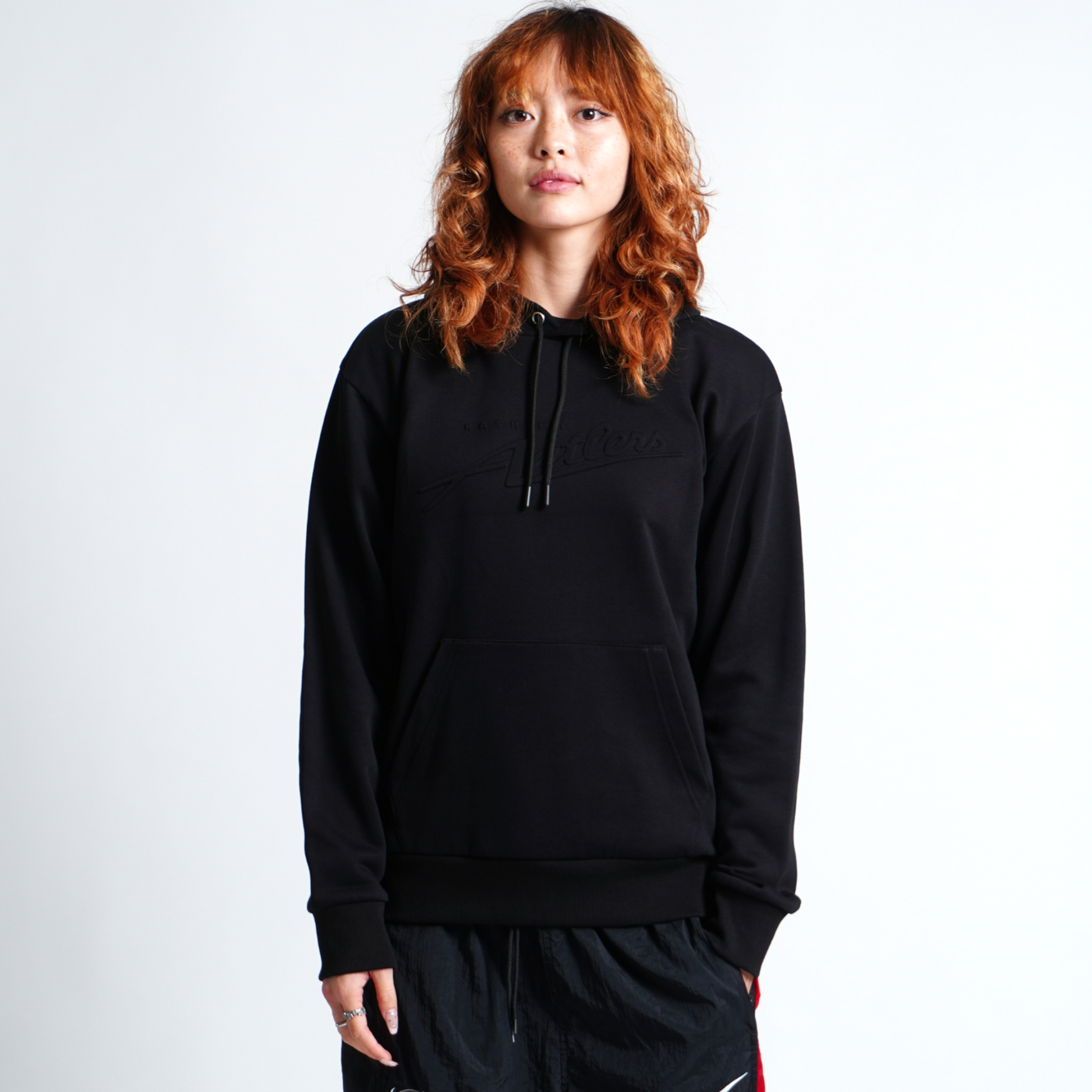 エンボスフーディー ロゴ（全2色）