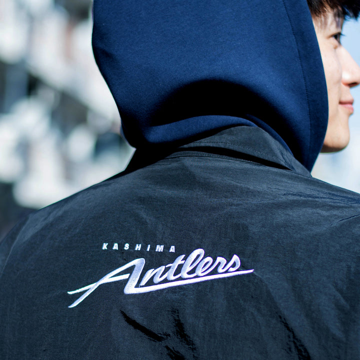 鹿島アントラーズ コーチジャケット（BLACK/NAVY）| 公式オンライン