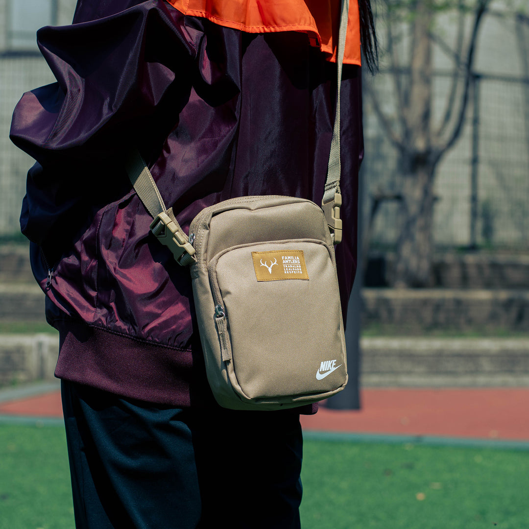鹿島アントラーズ x NIKE ヘリテージ クロスボディ – 鹿島