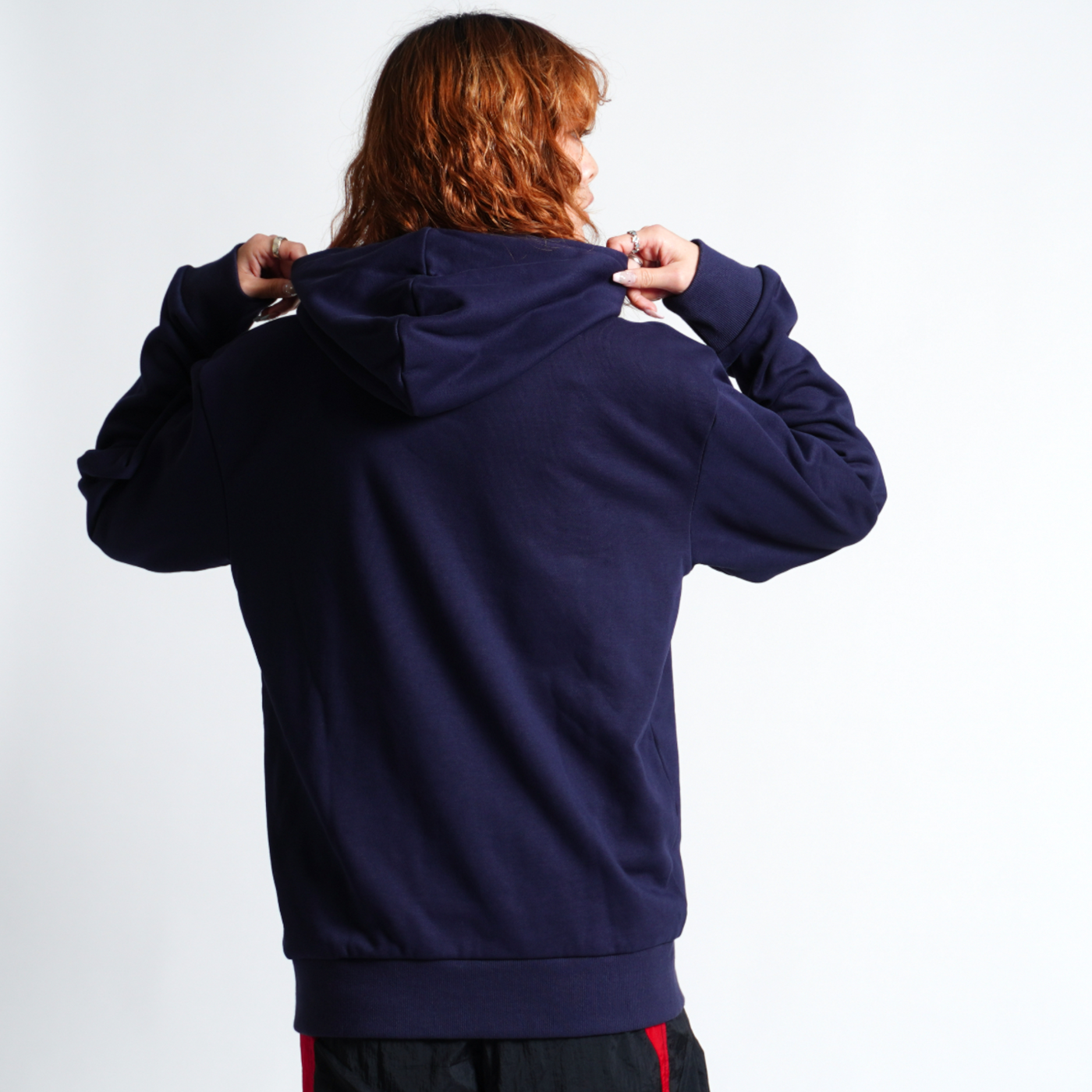 エンボスフーディー ロゴ（全2色）