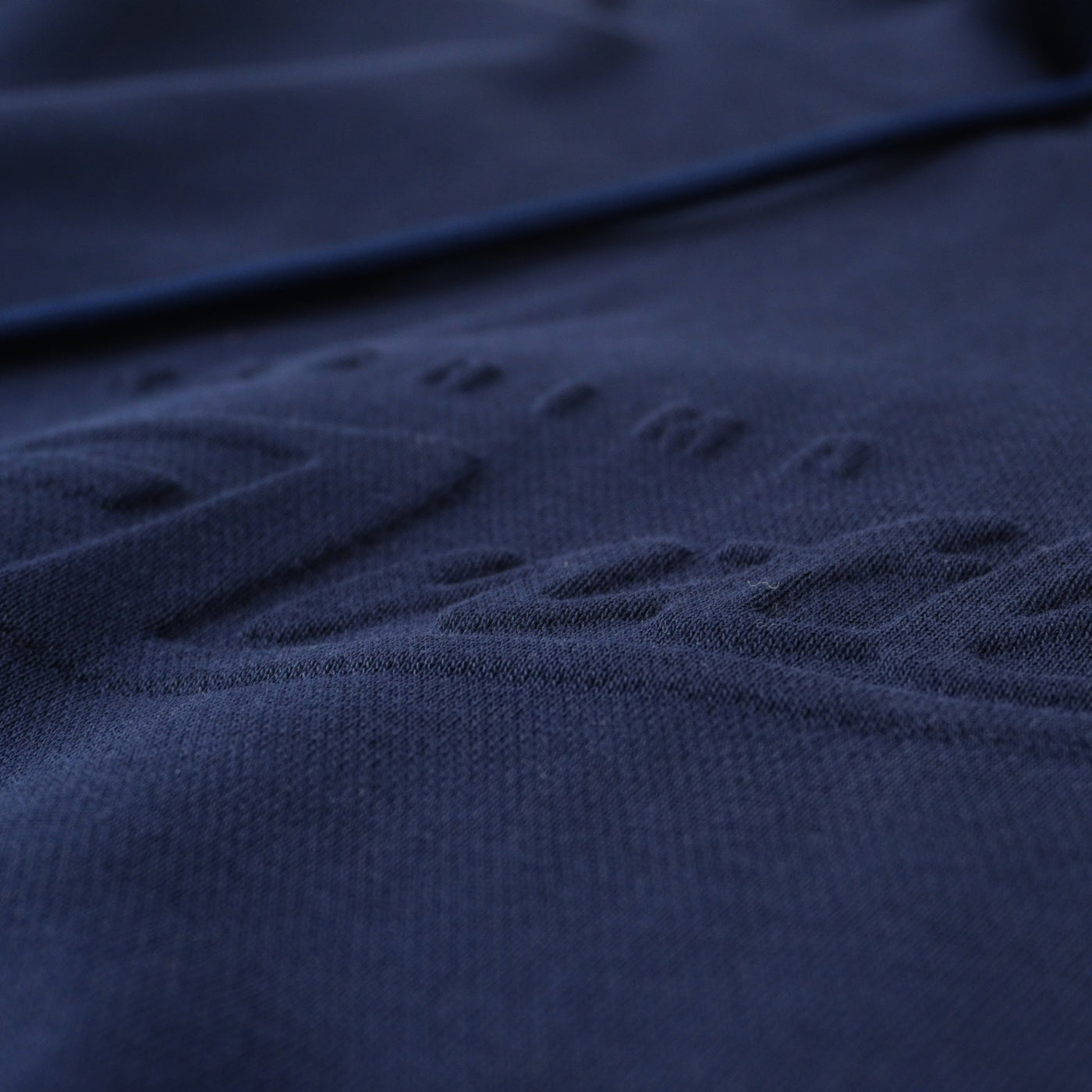 エンボスフーディー ロゴ（全2色）