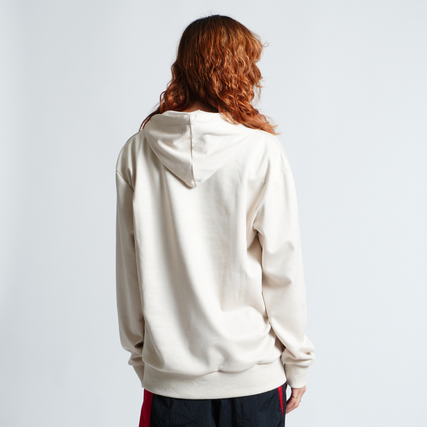 POLYSUEDE EMBOSS LOGO HOODIE（全2色）