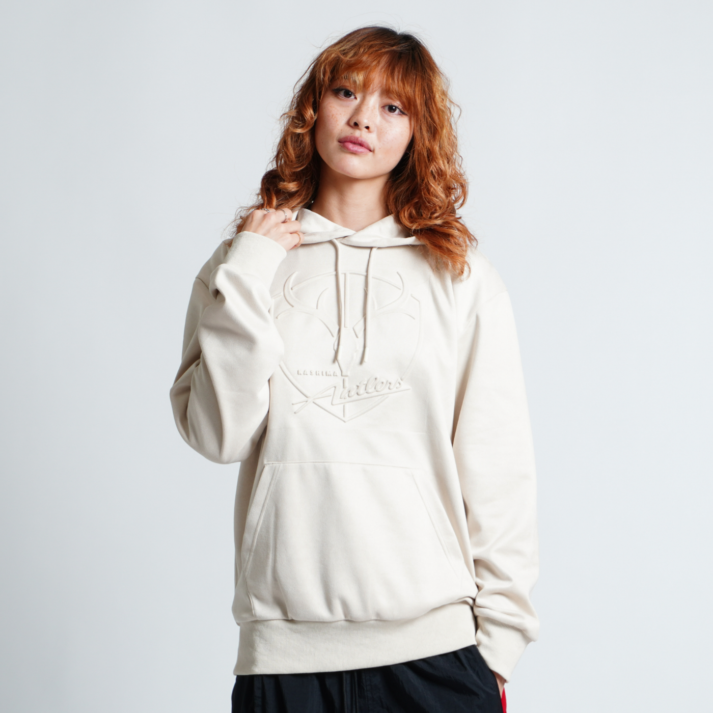 POLYSUEDE EMBOSS LOGO HOODIE（全2色）